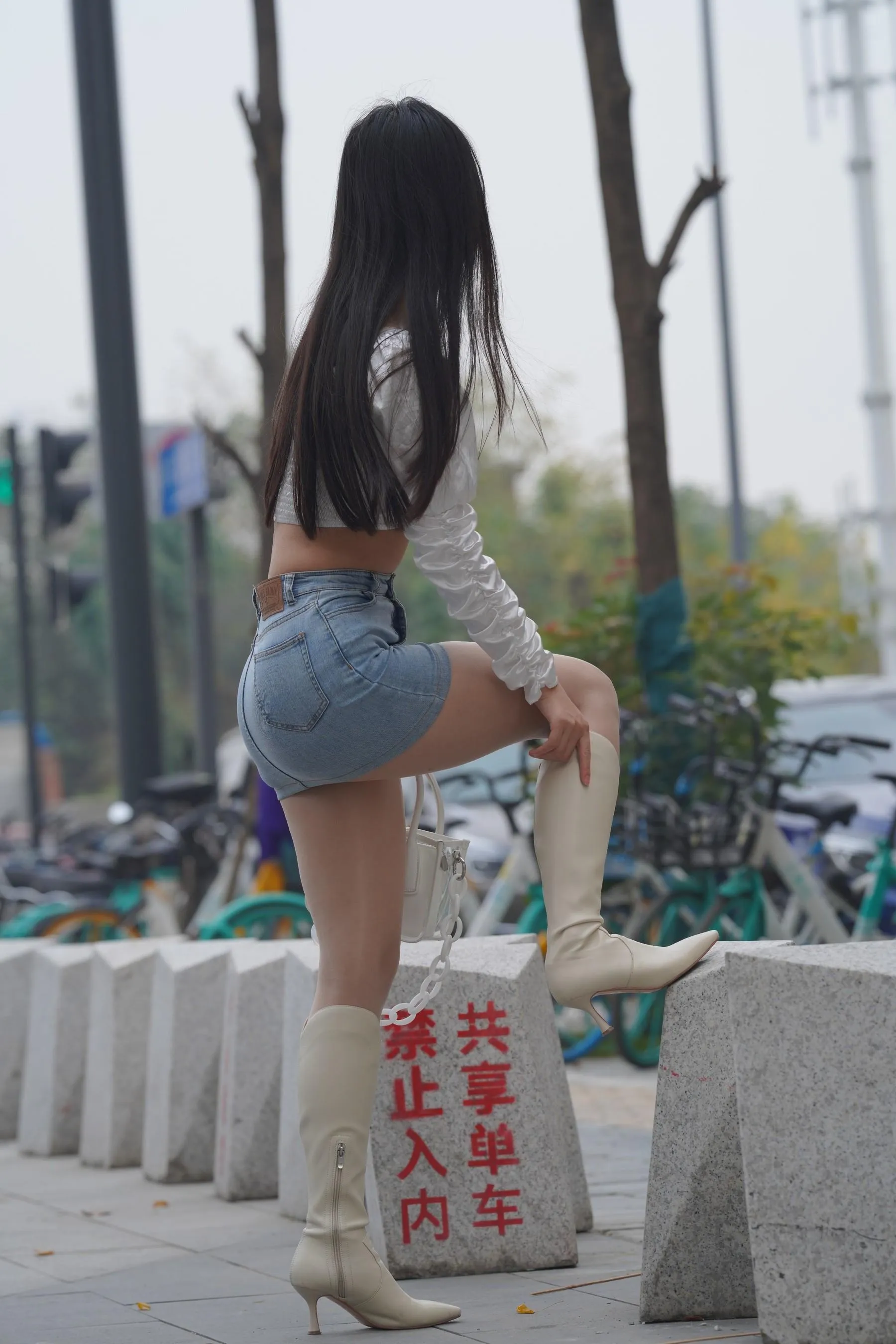 魔镜街拍 NO.170 凯恩街拍摄影-牛仔裙小姐姐 [304P]插图1